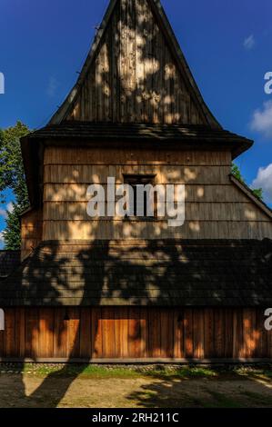 Shingled estremità orientale della chiesa gotica in legno di San Michele Arcangelo, costruita alla fine del 1400, a Dębno Podhalańskie in Polonia. Foto Stock