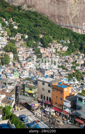 Brasile: Skyline e vista dettagliata di Rocinha, la favela più famosa di ​​Rio de Janeiro, la baraccopoli più grande del paese Foto Stock