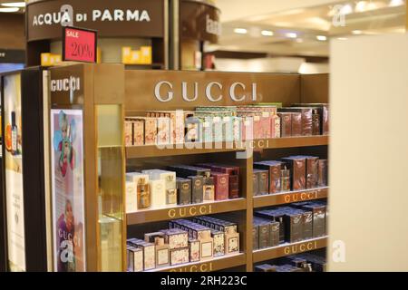 Salonicco, Grecia 01.08.2023 Gucci si trova nel negozio Attica nel centro commerciale Mediterranean Cosmos Foto Stock