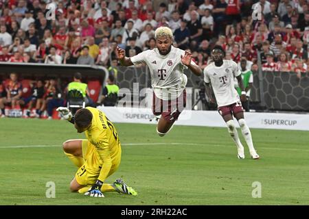 Goalchance Serge GNABRY (FC Bayern Monaco), vola sopra Janis BLASWICH (L). Azione, duelli, scena di penalità. Calcio DFL Supercup 2023/FC Bayern Monaco - RB Lipsia 0-3 il 12 agosto 2023 a Monaco ALLIANZAREN A. Foto Stock