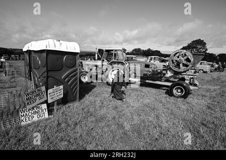 Carnhell Green Vintage Rally 12 agosto 2023 toilette portatili e cartelli con trattore e rimorchio Foto Stock