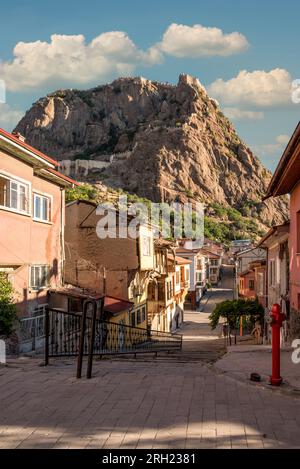 Le tradizionali case Afyonkarahisar e il castello di Afyon a Afyonkarahisar in Turchia Foto Stock