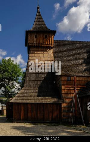 Torre con campana sporgente o sporgente, aggiunta nel 1601 all'estremità occidentale della chiesa in legno, costruita alla fine del 1400, Dębno Podhalańskie, Polonia. Foto Stock