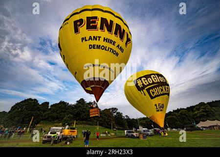 I palloncini decollano l'ultimo giorno della Bristol International Balloon Fiesta, ad Ashton Court, Bristol. La pioggia e il tempo umido nel fine settimana hanno rallentato il volo dei palloncini a causa dell'umidità delle tettoie e degli equipaggi che cercano di asciugarle. Data foto: Domenica 13 agosto 2023. Foto Stock