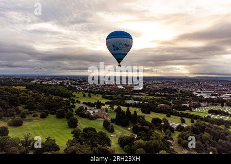 I palloncini decollano l'ultimo giorno della Bristol International Balloon Fiesta, ad Ashton Court, Bristol. La pioggia e il tempo umido nel fine settimana hanno rallentato il volo dei palloncini a causa dell'umidità delle tettoie e degli equipaggi che cercano di asciugarle. Data foto: Domenica 13 agosto 2023. Foto Stock