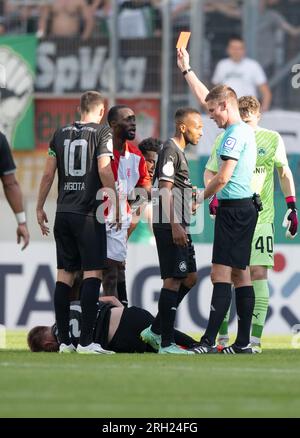 12 agosto 2023, Sassonia-Anhalt, Halle (Saale): Calcio: DFB-Pokal, Hallescher FC - SpVgg Greuther Fürth, 1° turno, Leuna-Chemie-Stadion. Halles Erich Berko (M) vede il cartellino rosso dell'arbitro Florian Exner. Foto: Hendrik Schmidt/dpa - NOTA IMPORTANTE: Conformemente ai requisiti della DFL Deutsche Fußball Liga e del DFB Deutscher Fußball-Bund, è vietato utilizzare o far utilizzare fotografie scattate nello stadio e/o della partita sotto forma di immagini di sequenza e/o serie di foto simili a video. Foto Stock