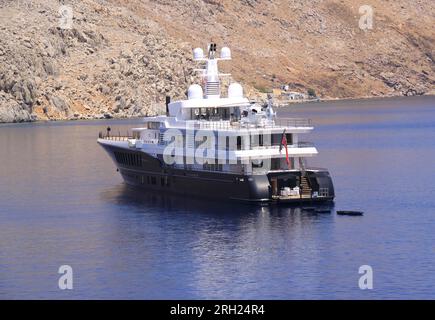 SYMI, GRECIA - 14 LUGLIO: Big Yacht di lusso con elicottero ormeggiato nella baia di Symi. Luglio 14,2013 a Symi, Grecia Foto Stock