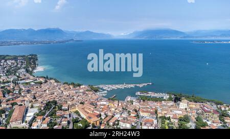 Vista aerea della città di Desenzano del Garda Foto Stock