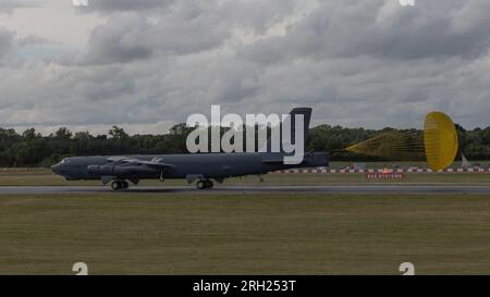 USAF B52 Stratofortress dispiega il suo paracadute frenante quando atterra al Royal International Air Tattoo del 2023 Foto Stock