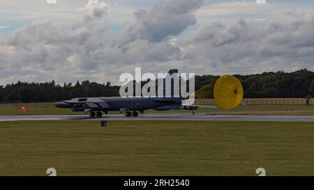 USAF B52 Stratofortress dispiega il suo paracadute frenante quando atterra al Royal International Air Tattoo del 2023 Foto Stock