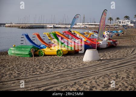 Pedalò colorate sulla spiaggia di San Francisco a Fuengirola, Málaga, Spagna. Foto Stock