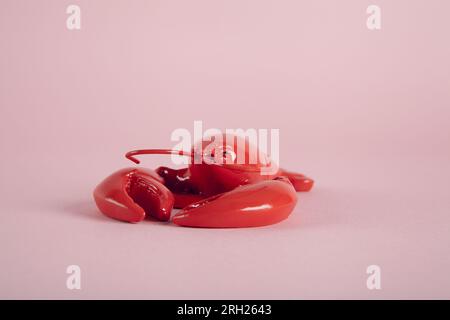 un'aragosta rossa su sfondo rosa. Fotografia a colori minimalista Foto Stock