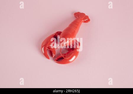 un'aragosta rossa su sfondo rosa. Fotografia a colori minimalista Foto Stock