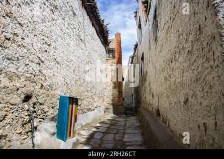 Vicoli, Vecchia Casa, Monastero, dentro il Regno delle Mura di lo a lo Manthang, Upper Mustang, Nepal Foto Stock