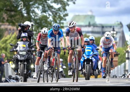 Inseguimento di un gruppo di piloti all'ultimo giro del Campionato del mondo UCI Cycling U23 Mens Road Race a Glasgow, Scozia agosto 2023. Eventuale 2°, 3°, 4°, 5° Foto Stock