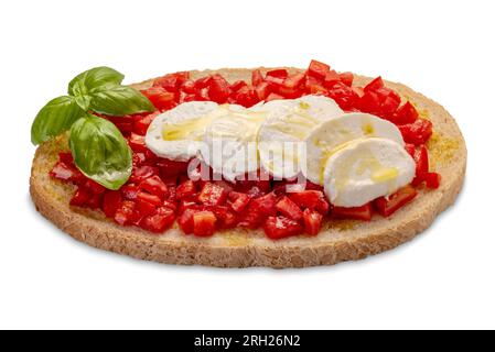 Insalata caprese a fetta di pane, pomodori tritati e mozzarella con foglie di basilico e olio d'oliva su bruschetta isolata su bianco con taglio Foto Stock