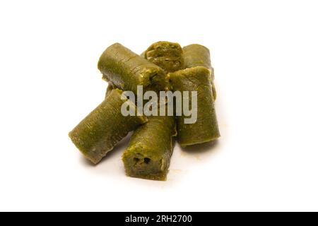 Baklava al pistacchio turco isolata su sfondo bianco. Foto Stock