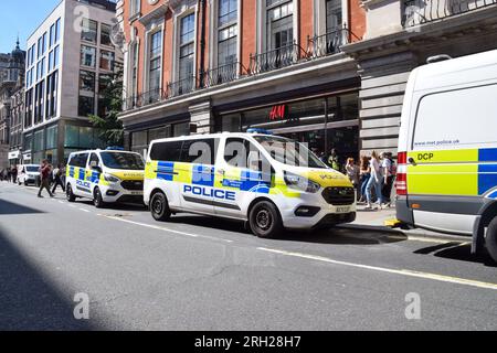 Londra, Regno Unito. 9 agosto 2023. Gli agenti di polizia scendono su Oxford Street dopo che un post sui social media ha organizzato un evento di taccheggio di massa. Foto Stock