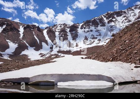 Un ghiacciaio che si scioglie ai piedi di una catena montuosa. Cambiamento climatico Foto Stock