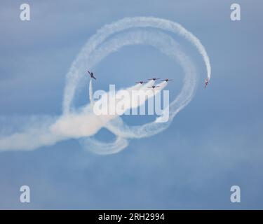 Il team spagnolo Patrulla Águila formazione jet acroobatic display al RIAT 2023 Foto Stock