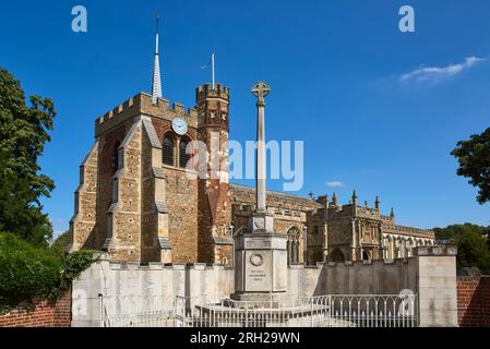 Il War Memorial e l'antica chiesa di St Mary di Hitchin, Hertfordshire, Regno Unito Foto Stock