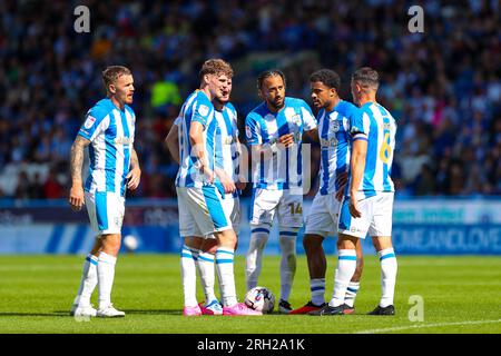 John Smith's Stadium, Huddersfield, Inghilterra - 12 agosto 2023 Danny Ward (25), Jack Rudoni (8), Jonathan Hogg (6), Sorba Thomas (14) e Josh Koroma (10) di Huddersfield Town discutono su chi prenderà il calcio di punizione - durante la partita Huddersfield Town contro Leicester City, Sky Bet Championship, 2023/24, John Smith's Stadium, Huddersfield, Inghilterra - 12 agosto 2023 crediti: Mathew Marsden/WhiteRosePhotos/Alamy Live News Foto Stock