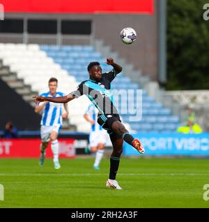 John Smith's Stadium, Huddersfield, Inghilterra - 12 agosto 2023 Wilfred Ndidi (25) di Leicester City tenta di controllare la palla - durante la partita Huddersfield Town contro Leicester City, Sky Bet Championship, 2023/24, John Smith's Stadium, Huddersfield, Inghilterra - 12 agosto 2023 crediti: Mathew Marsden/WhiteRosePhotos/Alamy Live News Foto Stock