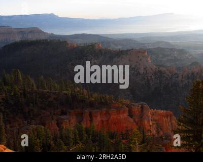 All'alba illuminano le scogliere calcaree multicolore del Bryce Canyon National Park Foto Stock