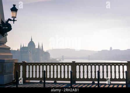 Vista sul fiume con Parlamento ungherese dal ponte Margaret Foto Stock