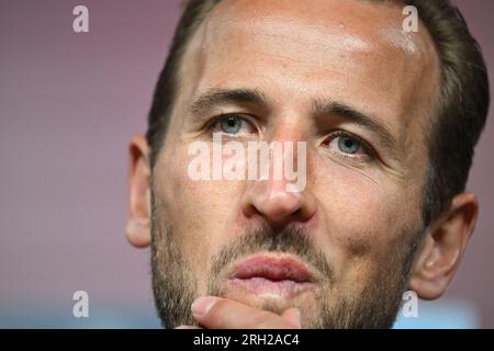 Monaco, Germania. 13 agosto 2023. Il Bayern Monaco presenta l'attaccante inglese Harry Kane ad una conferenza stampa all'Allianz Arena dopo il trasferimento record dal Tottenham Hotspur. Crediti: Sven Hoppe/dpa/Alamy Live News Foto Stock