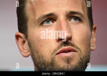 Monaco, Germania. 13 agosto 2023. Il Bayern Monaco presenta l'attaccante inglese Harry Kane ad una conferenza stampa all'Allianz Arena dopo il trasferimento record dal Tottenham Hotspur. Crediti: Sven Hoppe/dpa/Alamy Live News Foto Stock