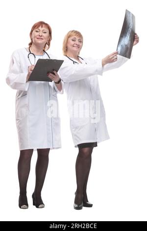 in piena crescita. due medici donne con le radiografie. isolato su sfondo bianco. Foto Stock