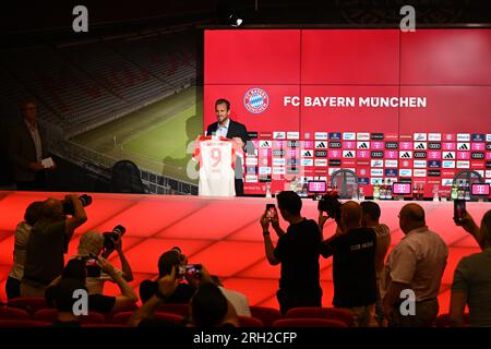 Monaco, Germania. 13 agosto 2023. Il Bayern Monaco presenta l'attaccante inglese Harry Kane ad una conferenza stampa all'Allianz Arena dopo il trasferimento record dal Tottenham Hotspur. Crediti: Sven Hoppe/dpa/Alamy Live News Foto Stock