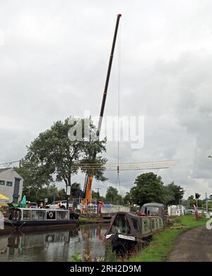 La balaustra caduta dal ponte altalenante del canale di Crabtree Lane è stata sollevata da una grande gru per essere rimontata sul ponte del ponte il 21.7,2023. Foto Stock