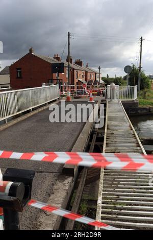 Sono necessari lavori di riparazione per il ponte sospeso di Crabtree Lane, sul canale di Leeds e Liverpool vicino a Burscough, mentre la balaustra del ponte su un lato cadde Foto Stock