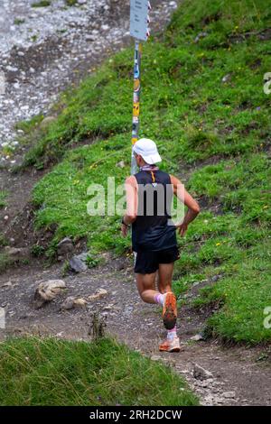 Trailrunning nelle Alpi di Allgäu: Giovane sulla via del ritorno dal Gaisalpsee verso il Berggasthof Gaisalpe Foto Stock