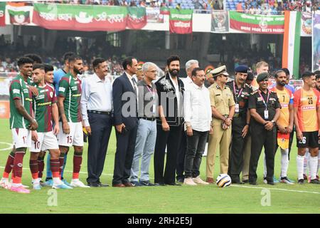 Kolkata, India. 13 agosto 2023. L'attore Vicky Kaushal frequenta Vivekananda Yuba Bharati Krirangan di Calcutta per guardare il più grande derby dell'Asia tra il Bengala orientale e Mohun Bagan. (Foto di Sayantan Chakraborty/Pacific Press) credito: Pacific Press Media Production Corp./Alamy Live News Foto Stock