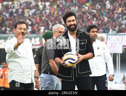 Kolkata, India. 13 agosto 2023. L'attore Vicky Kaushal frequenta Vivekananda Yuba Bharati Krirangan di Calcutta per guardare il più grande derby dell'Asia tra il Bengala orientale e Mohun Bagan. (Foto di Sayantan Chakraborty/Pacific Press) credito: Pacific Press Media Production Corp./Alamy Live News Foto Stock