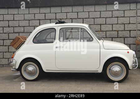 Fiat 500 L bianca con cestino di vimini in strada al salone di auto d'epoca della città olandese di Lelystad, Paesi Bassi - 18 giugno 2023 Foto Stock