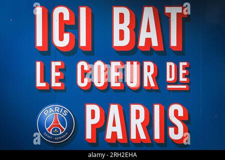 Parigi, Francia. 12 agosto 2023. Illustrazione di un cartellone con la menzione "Ici bat le coeur de Paris" durante la partita di calcio del campionato francese di Ligue 1 tra Paris Saint-Germain e FC Lorient il 12 agosto 2023 allo stadio Parc des Princes di Parigi, Francia - foto Matthieu Mirville/DPPI Credit: DPPI Media/Alamy Live News Foto Stock