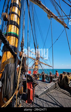 Ponte con alberi e corde di legno dell'età della vela Foto Stock