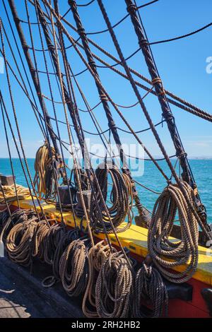 Old Wooden Age of sailing ship Ropes cordage. e la copertura Foto Stock