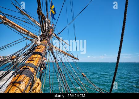 Bolla di una vecchia nave a vela in legno con un sacco di attrezzatura per la corda Foto Stock