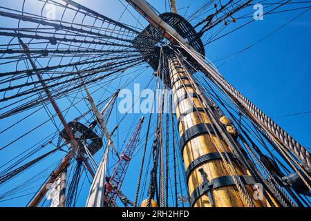 Alberi di vecchio veliero in legno con corde e riparo Foto Stock