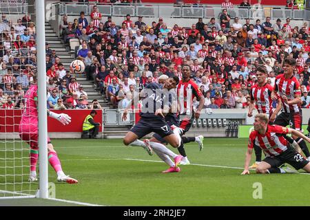 Londra, Regno Unito. 13 agosto 2023. Cristian Romero Tottenham Hotspur segna un punteggio di -01 durante la partita di Premier League Brentford vs Tottenham Hotspur al Brentford Community Stadium, Londra, Regno Unito, il 13 agosto 2023 (foto di Mark Cosgrove/News Images) a Londra, Regno Unito il 13 agosto 2023. (Foto di Mark Cosgrove/News Images/Sipa USA) credito: SIPA USA/Alamy Live News Foto Stock