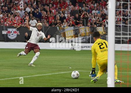 Goalchance Serge GNABRY (FC Bayern Monaco), fallisce al portiere Janis BLASWICH (L), azione, scena area di rigore. Calcio DFL Supercup 2023/FC Bayern Monaco - RB Lipsia 0-3 il 12 agosto 2023 a Monaco ALLIANZAREN A. Foto Stock