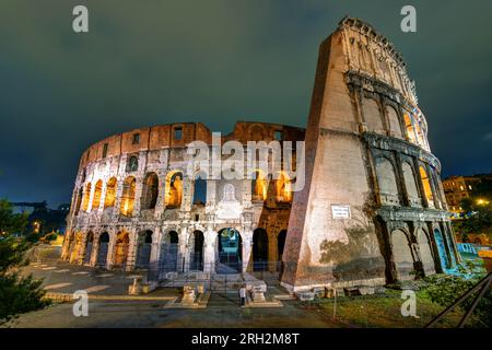 Colosseo (Colosseo) di notte, Roma, Italia. L'antico Colosseo Romano è un famoso punto di riferimento e meta di viaggio. Vista fantasy mistica del Colosseo presso dus Foto Stock