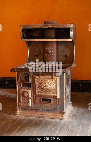 Un'antica stufa a legna nel Meade Hotel, la città fantasma di Bannack, il Bannack State Park, la contea di Beaverhead, Montana, USA Foto Stock