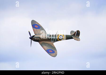 Il Supermarine Spitfire N3200 viene esposto allo Shuttleworth Collection Military Air Show nel luglio 2023 Foto Stock