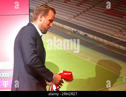 Monaco, Germania. 13 agosto 2023. L'attaccante inglese Harry Kane parte dopo aver partecipato a una conferenza stampa a Monaco, in Germania, 13 agosto 2023. Il Bayern Monaco ha completato la firma dell'attaccante internazionale dell'Inghilterra Harry Kane dalla squadra di Premier League Tottenham Hotspur. Credito: Philippe Ruiz/Xinhua/Alamy Live News Foto Stock